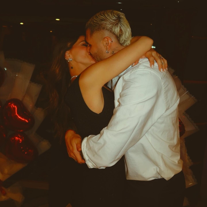 开云登录-二弟幸福了🥰伊卡尔迪为未婚妻办生日派对，豪华游艇上甜蜜拥吻