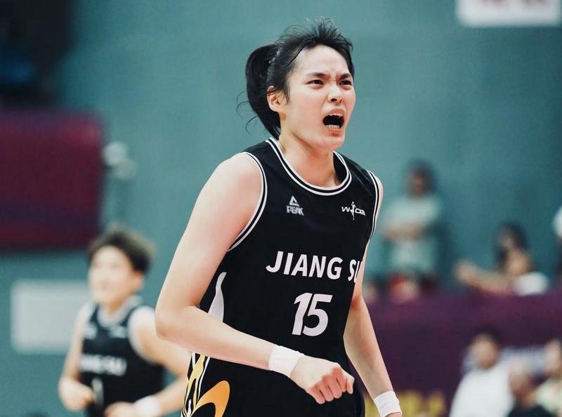 轰17+5力扛坎贝奇！中国女篮26岁2米悍将进化：宫鲁鸣征召她？